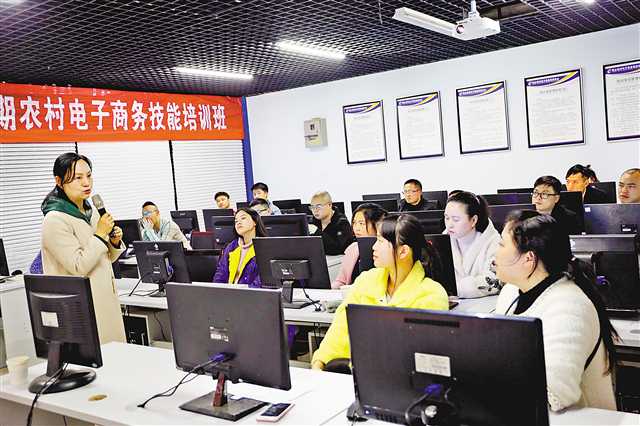 秀山縣電子商務(wù)產(chǎn)業(yè)發(fā)展領(lǐng)導(dǎo)小組辦公室:建起武陵生活館 農(nóng)特產(chǎn)品銷售不再難